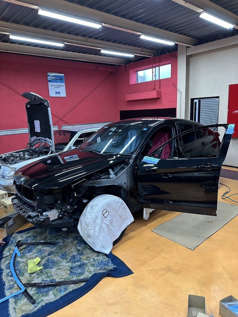 BMW X4 左側面の修理入庫