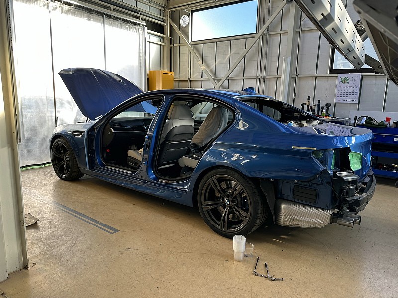 BMW M5 左リアの塗装修理で入庫